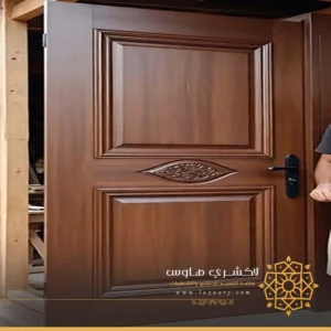 دهان ابواب الخشب القديمة بجدة